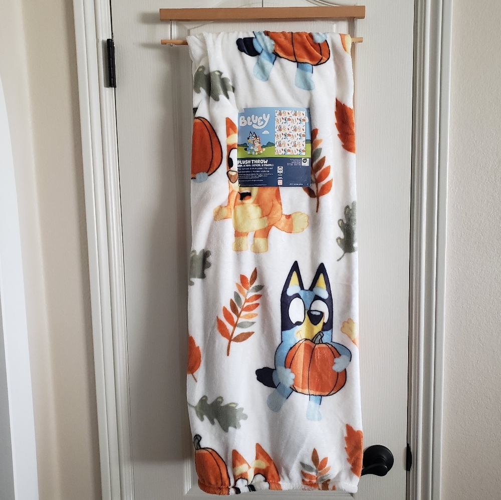 Bluey & Bingo Fall Pumpkin & Leaves Plush 50" x 70" White Throw Blanket NWT
